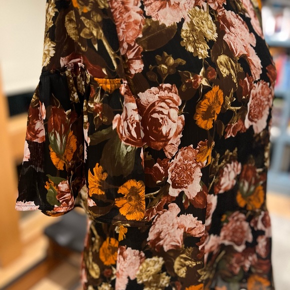 H&M Black/Floral Flounce Top. NWOT size 42/12 - Picture 5 of 10